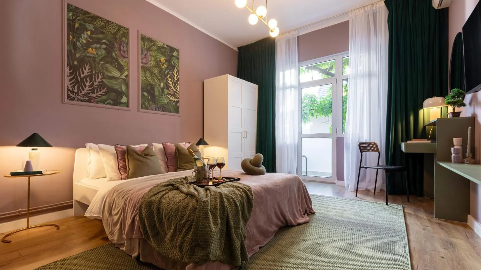 Serene 1Br Apartment In University Square Boekarest